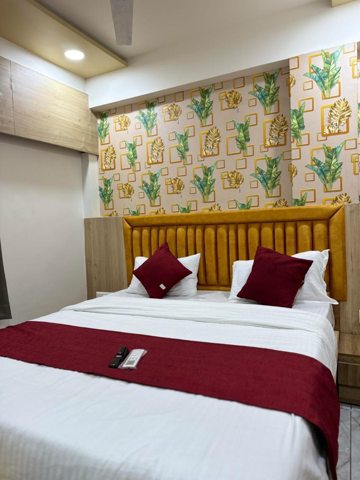 Hotel Alpine 阿穆达巴 外观 照片