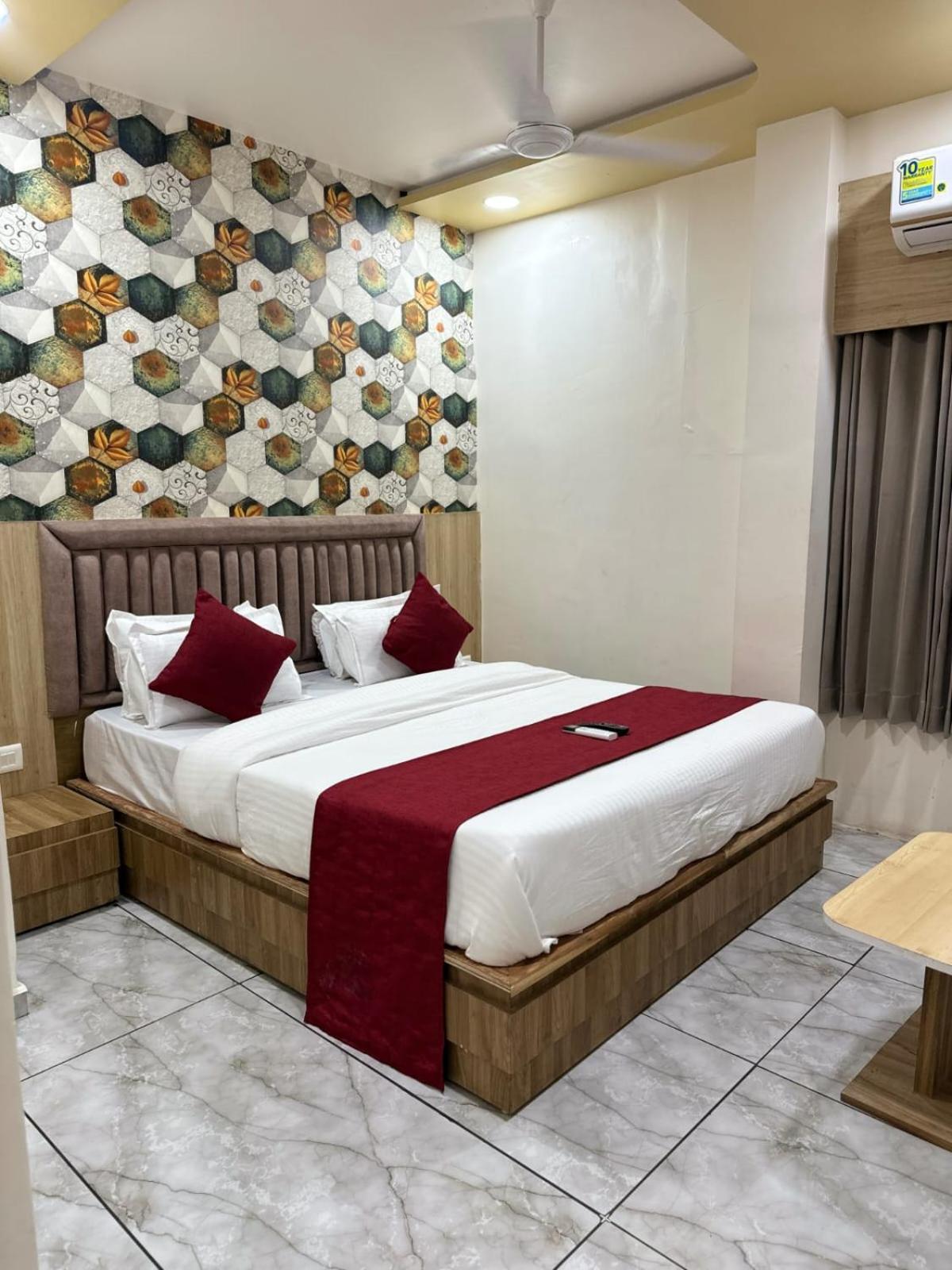 Hotel Alpine 阿穆达巴 外观 照片