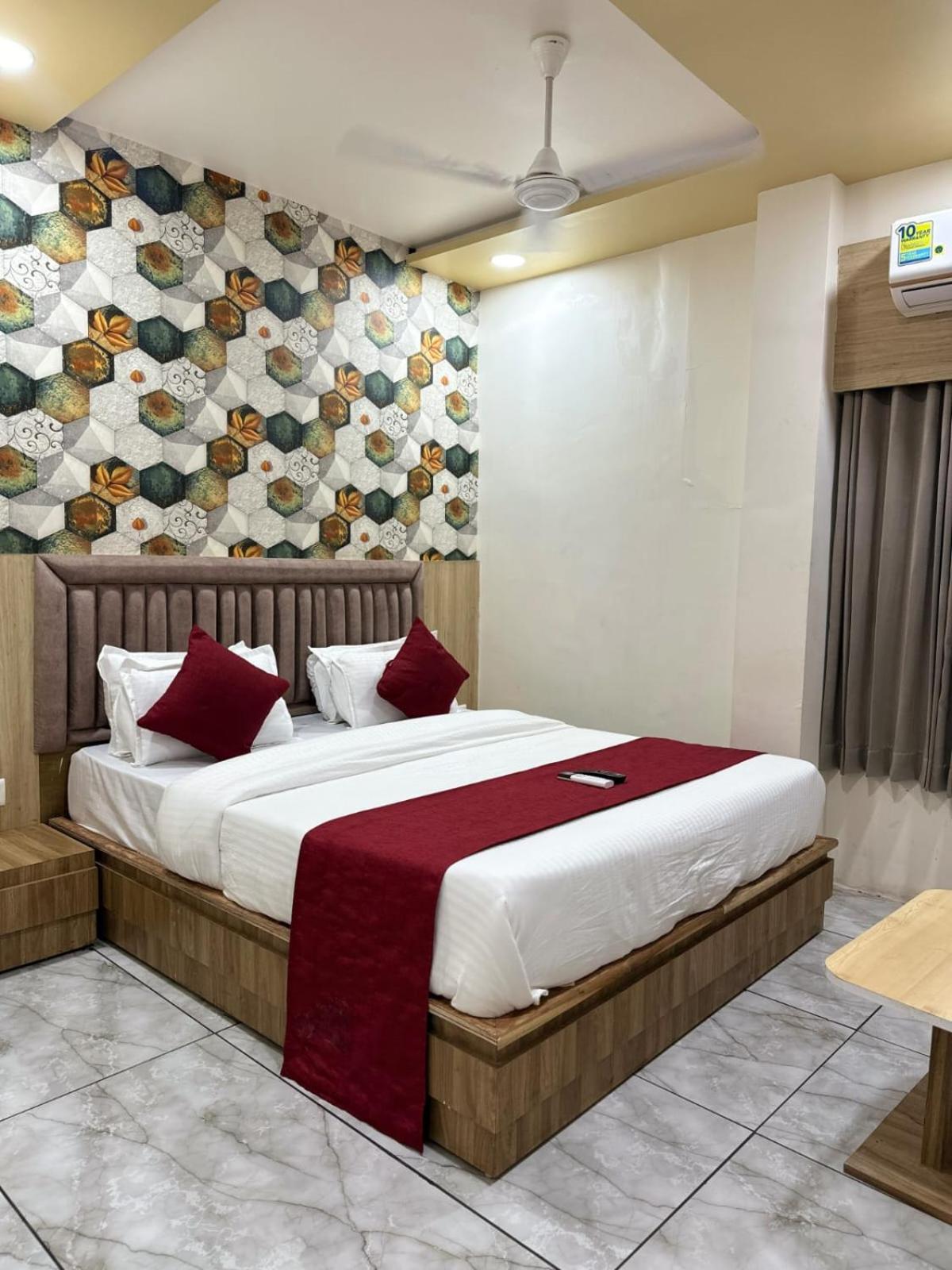 Hotel Alpine 阿穆达巴 外观 照片