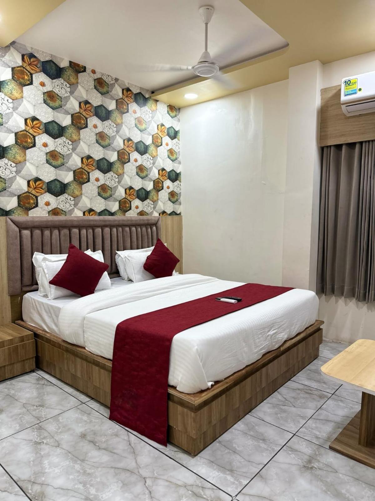 Hotel Alpine 阿穆达巴 外观 照片