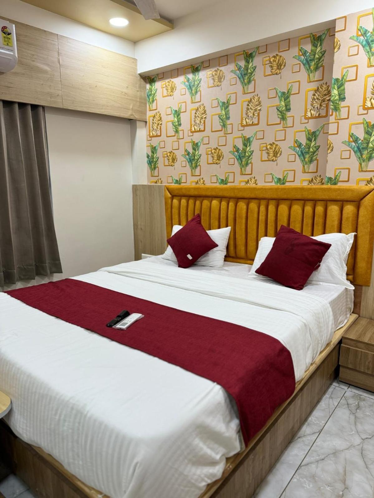 Hotel Alpine 阿穆达巴 外观 照片