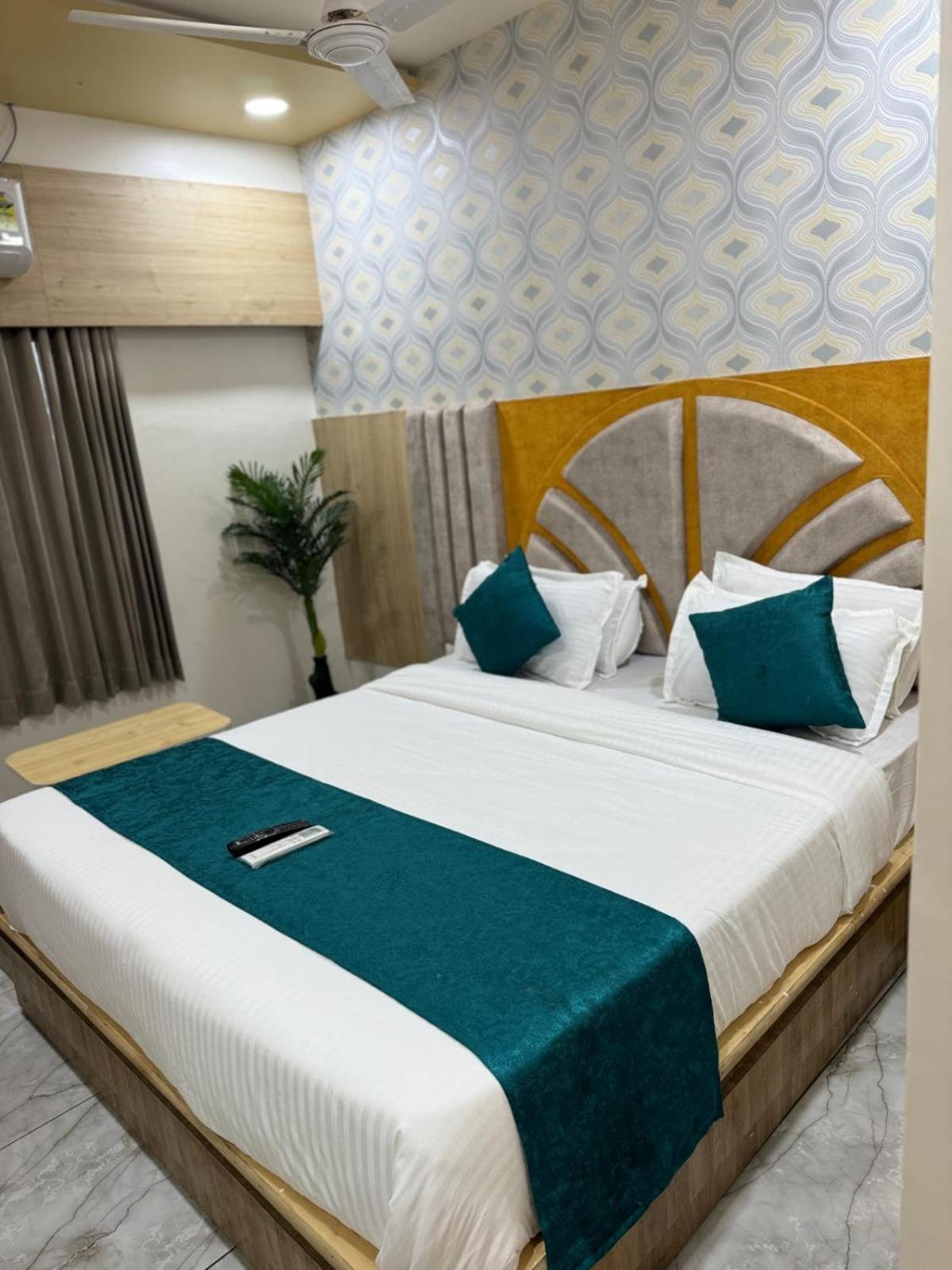 Hotel Alpine 阿穆达巴 外观 照片
