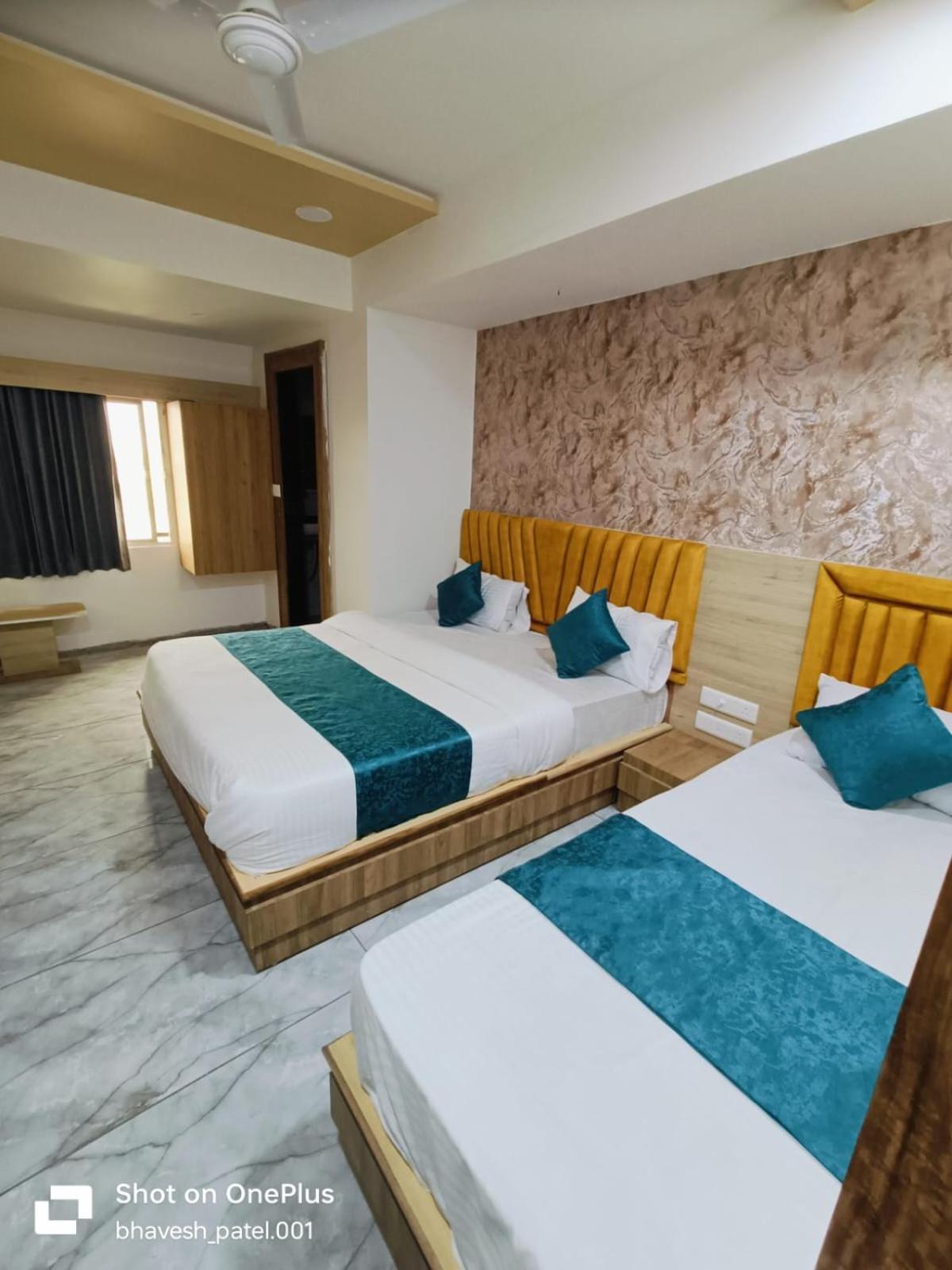 Hotel Alpine 阿穆达巴 外观 照片