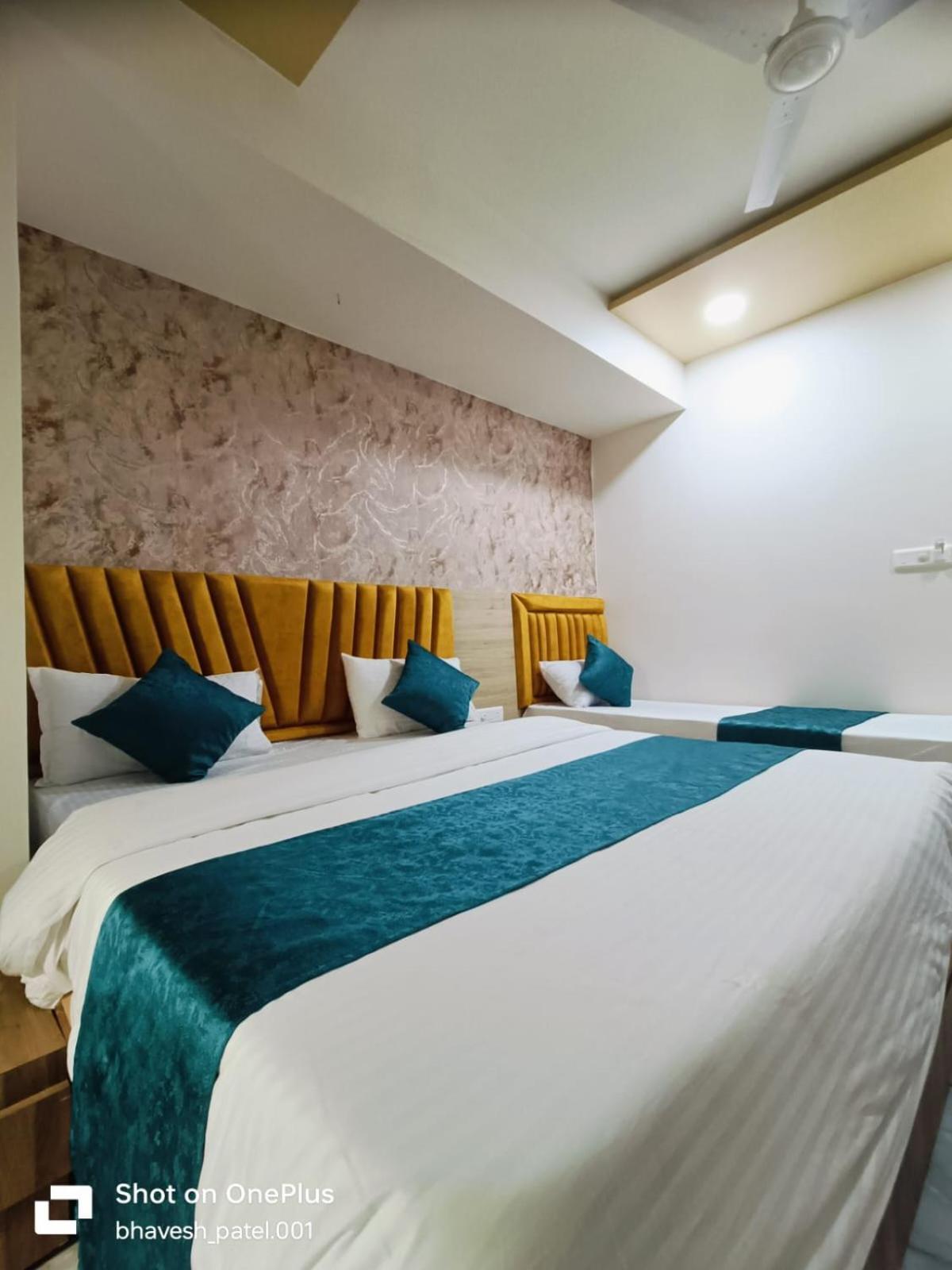 Hotel Alpine 阿穆达巴 外观 照片