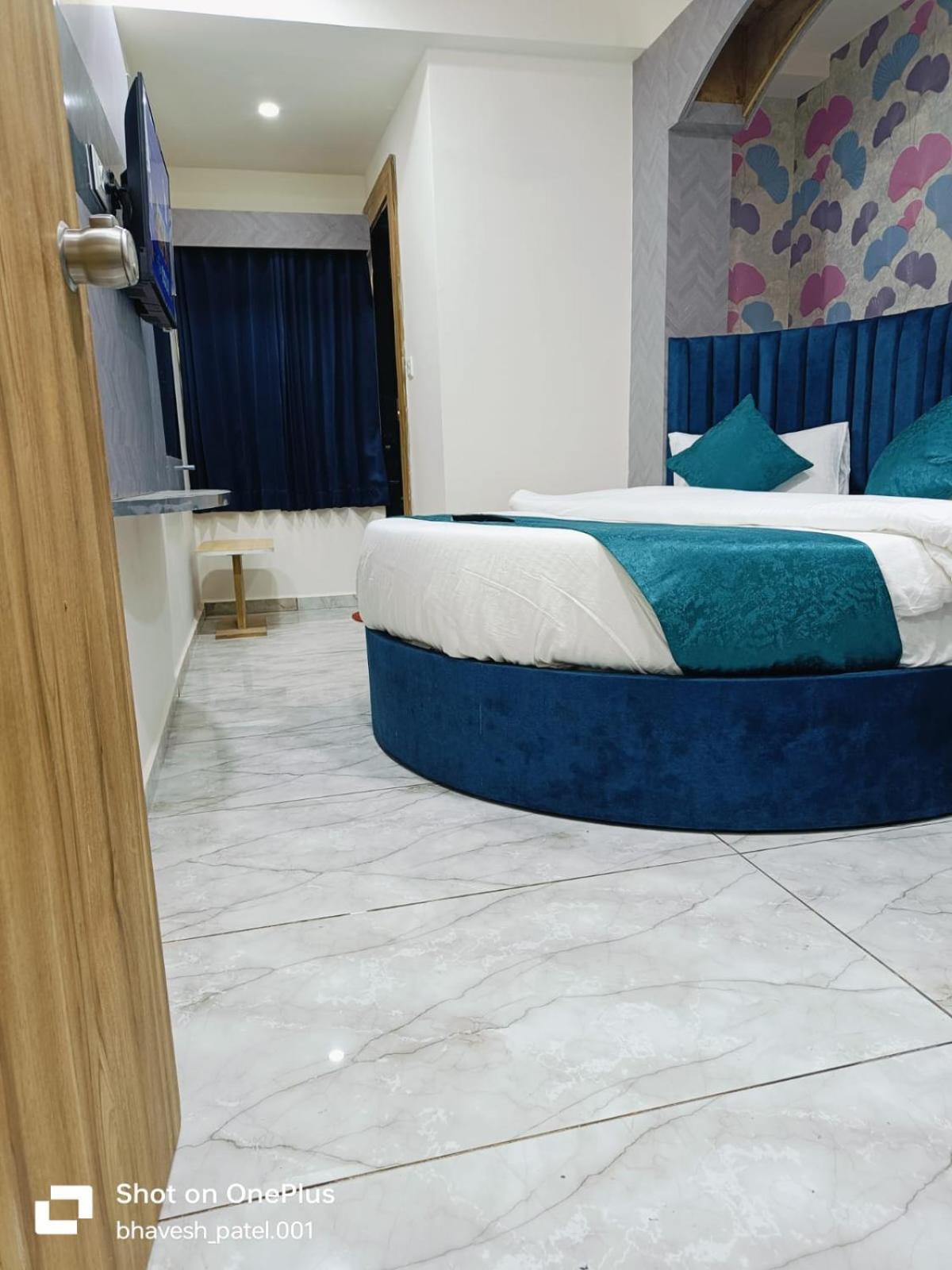 Hotel Alpine 阿穆达巴 外观 照片